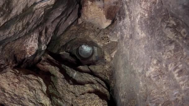 Spéléologie Grotte Naturelle Tunnel Sombre Excavation Souterraine — Video