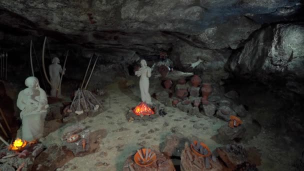 地下洞穴中的古代雕塑 考古发掘 — 图库视频影像