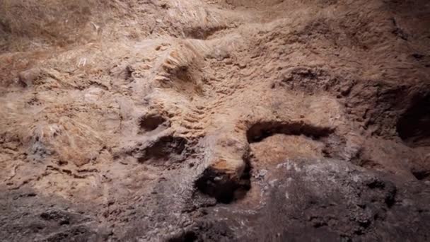 Turisták Felfedeznek Egy Sötét Barlangot Kameramozgás Skeleológia Tudománya — Stock videók