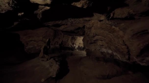 Красивое Видео Середине Пещеры Темное Подземелье Спелеология — стоковое видео