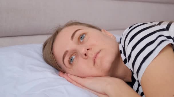 Μια Κουρασμένη Γυναίκα Κοιμάται Στο Κρεβάτι Ήσυχος Ύπνος — Αρχείο Βίντεο