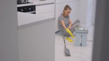 Bir kadın ev işi yapar, ıslak temizlik yapar..