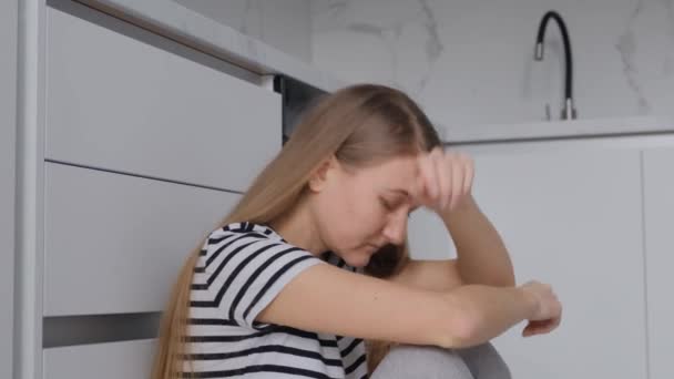 Atacuri Panică Femeie Femeie Obosită Stând Podea Camera Bucătărie — Videoclip de stoc