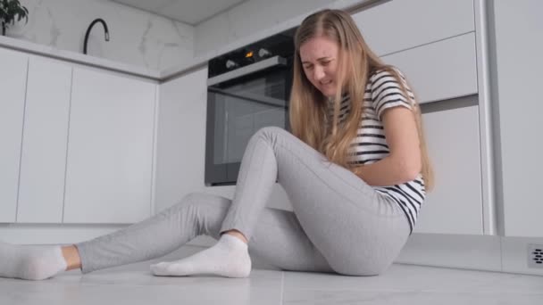 Ciclo Mensal Mulheres Ela Senta Abraça Joelhos Sente Desespero Ansiedade — Vídeo de Stock