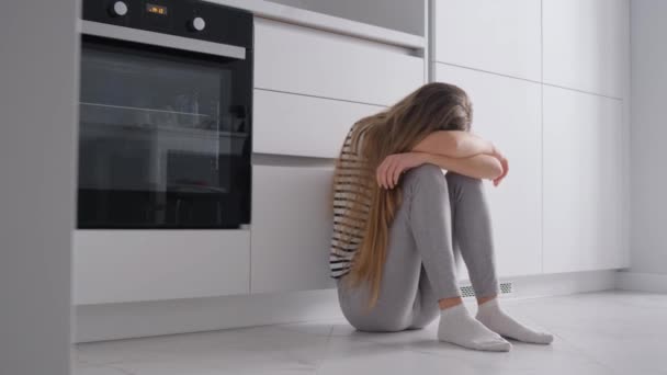Overstuur Vrouw Teleurgesteld Door Problemen Familierelaties Zit Knuffelt Haar Knieën — Stockvideo