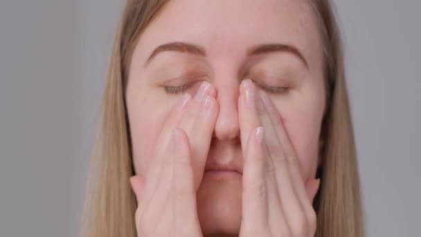 Seorang Wanita Muda Memegang Tangannya Dekat Kepalanya Dan Merasakan Sakit — Stok Video