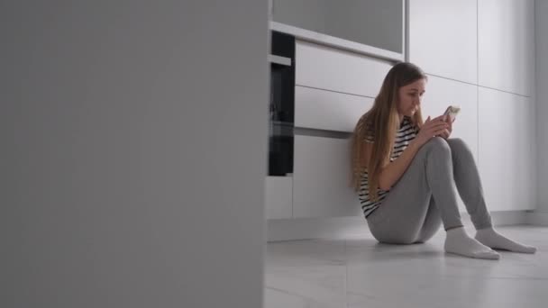 Одинокая Женщина Сидит Полу Чувствует Отчаяние Тревогу Депрессивное Состояние Женщины — стоковое видео
