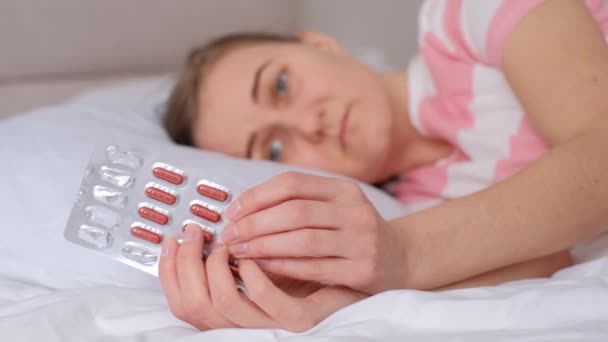 Жінка Тримає Таблетки Лежить Хворий Ліжко Відчуває Відчай Тривогу — стокове відео