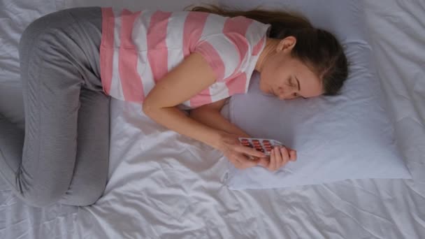 病気の女性はベッドの上に横たわり 絶望と不安 孤独を感じます — ストック動画