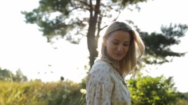 Gün batımında ormanda genç ve seksi bir kadın. Pozitif ve güzel bir model..