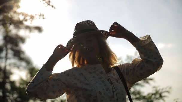 Mujer Sexy Sombrero Descansa Bosque Atardecer Modelo Positivo Hermoso Silueta — Vídeos de Stock