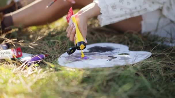 Mladá Umělkyně Maluje Obraz Akrylovými Barvami Pozitivní Emoce Koncepce Štěstí — Stock video