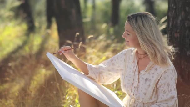 Flicka Konstnär Kvinna Målar Ett Landskap Sommar Skog Vacker Konstnär — Stockvideo