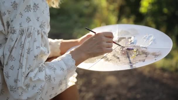Uma Artista Mulher Pinta Quadro Natureza Ela Usa Tintas Acrílicas — Vídeo de Stock