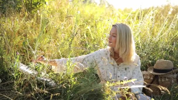 Kobieta Artystka Letnim Parku Świetle Słonecznym Jest Szczęśliwa Koncepcja Malowania — Wideo stockowe