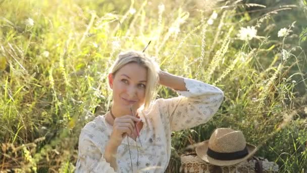 Retrato Uma Jovem Mulher Bonita Relaxando Junto Floresta Reduzindo Estresse — Vídeo de Stock