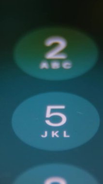 Akıllı telefon ekranının makro videosu, şifre girişi. Dikey video.