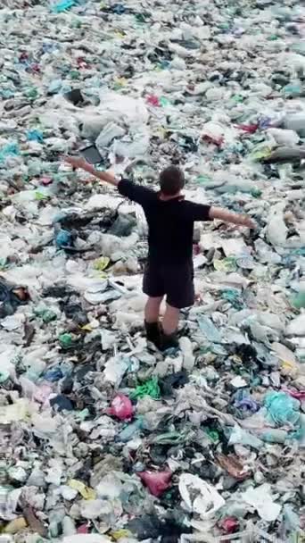 一个男人在一个大垃圾场 启示录 垂直录像 — 图库视频影像