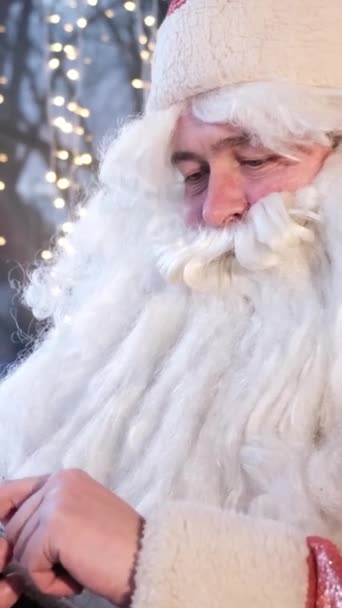 Père Noël Utilise Smartphone Vidéo Verticale — Video
