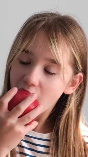 Zbliżenie Słodkiej Dziewczynki Gryzącej Czerwone Jabłko Głodna Piękna Dziewczyna Gryzie — Wideo stockowe