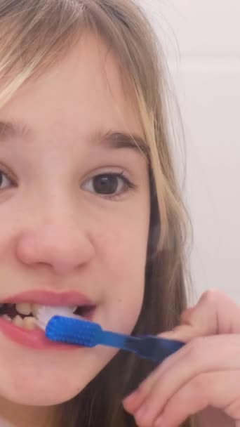 Piękna Dziewczynka Myje Zęby Domu Opieka Stomatologiczna Nad Dziećmi Zbliżenie — Wideo stockowe