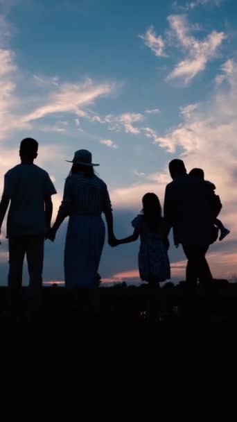 Rodina Při Západu Slunce Silueta Svislé Video — Stock video