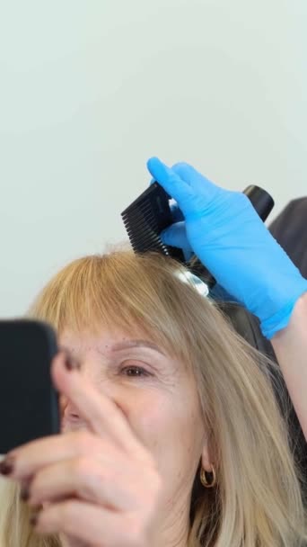 一位三位一体的医生检查一个女人的头发 垂直录像 — 图库视频影像