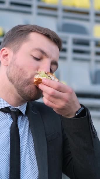 Primer Plano Hombre Negocios Comiendo Una Hamburguesa Durante Hora Almuerzo — Vídeos de Stock
