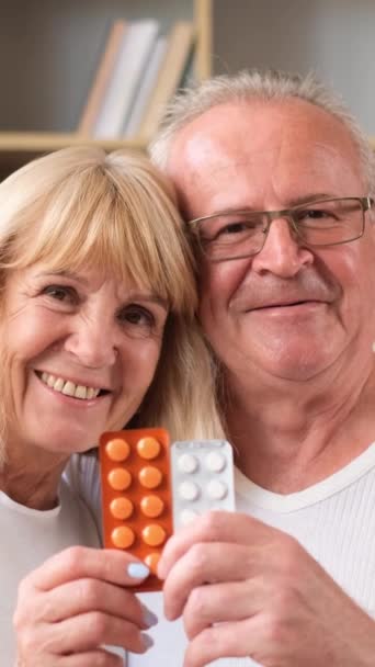 おばあちゃんとおじいちゃんは治療を受けていて 病気で 錠剤が現れています バーティカルビデオ — ストック動画