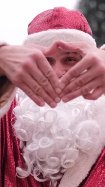 Der Weihnachtsmann Zeigt Mit Den Händen Ein Herzzeichen Vertikales Video — Stockvideo