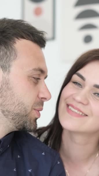 Sevgi Dolu Bir Koca Karısını Öper Sevgililer Günü Dikey Video — Stok video