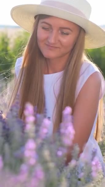 Vacker Kvinna Hatt Ett Lavendelfält Vertikal Video — Stockvideo