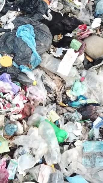 Plastikowe Składowisko Odpadów Katastrofa Ekologiczna 2024 Roku Pionowe Wideo — Wideo stockowe