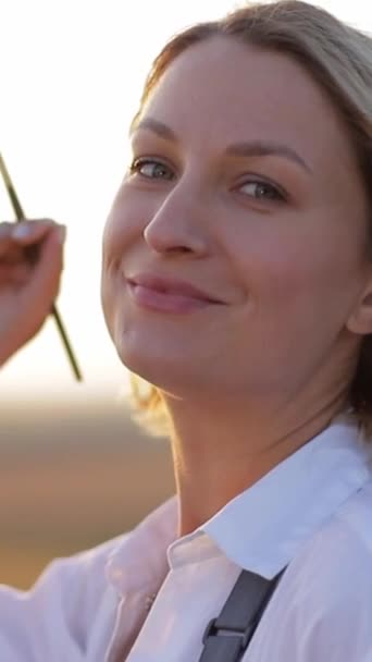 Portrait Woman Artist Brush Close Vertical Video — Stock Video