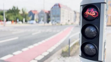 Trafik ışığı bisiklet sinyali, kırmızı ışık, yol bisikleti, şehirde bisiklet alanı.