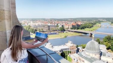 Bir turist Dresden, Saksonya, Almanya 'ya tepeden bakıyor..