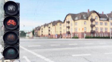 Bir Avrupa şehrinde bisiklet trafiğini düzenlemek için bisiklet trafik ışığı.