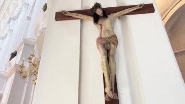 Eski tapınakta İsa Mesih 'in çarmıha gerilmesi. Din Hristiyanlıktır..