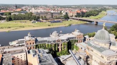 Almanya 'nın Dresden kentindeki Gotik mimari. Avrupa 'da turizm kavramı.