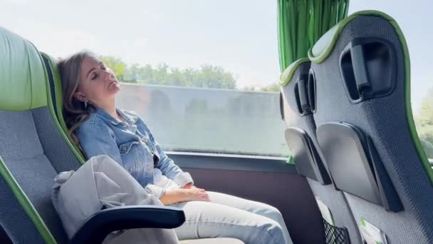 一个疲惫的女人在公共交通工具上睡着了 游客乘公共汽车旅行 — 图库视频影像
