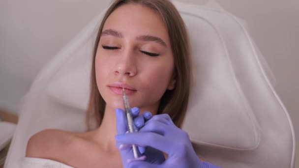 Aumento Dos Lábios Mulher Jovem Recebendo Injeção Ácido Hialurônico Salão — Vídeo de Stock