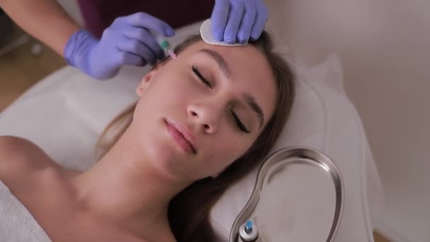 Schöne Frau Während Einer Aging Behandlung Mit Hyaluronsäure Ein Kosmetologe — Stockvideo