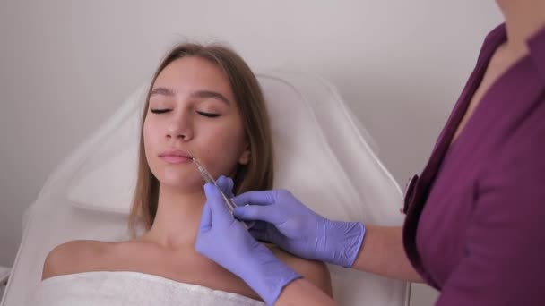Belle Fille Sur Procédure Rajeunissement Dans Injection Remplissage Clinique Beauté — Video