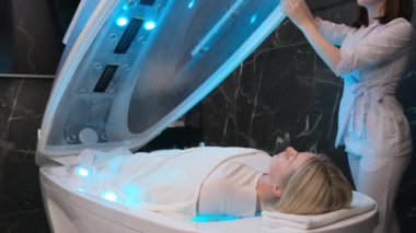 Bir güzellik salonundaki selülit sorunlu bölgelerin tedavisi için bir anti-selülit kapsül prosedürü mevcuttur. Profesyonel vücut bakım ekipmanları.