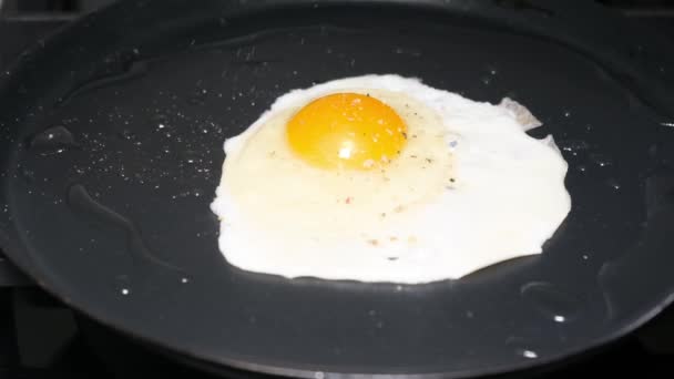 Крупним Планом Куряче Яйце Смажать Гарячій Сковороді Повільний Рух — стокове відео