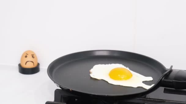 Frühstück Aus Hühnereiern Zubereiten Gebratenes Der Pfanne — Stockvideo