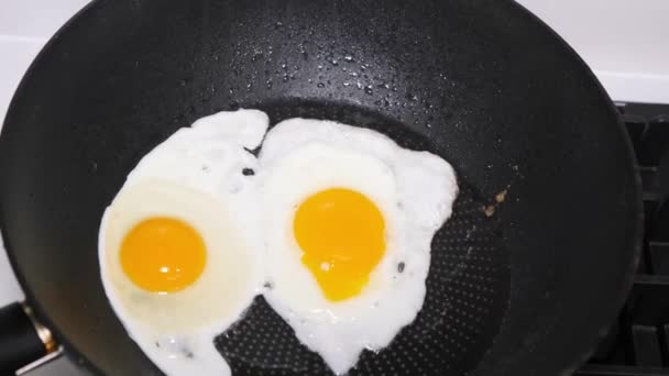 Вид Сверху Жареные Куриные Яйца Сковороде Приготовление Завтрака — стоковое видео