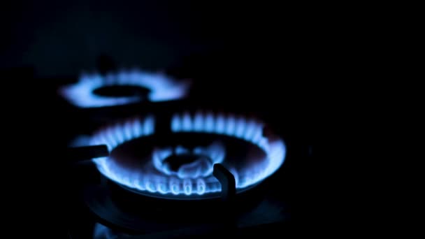 黑暗中的厨房燃气燃烧器 用蓝色火焰燃烧气体的特写 关掉和关掉家用煤气炉 — 图库视频影像