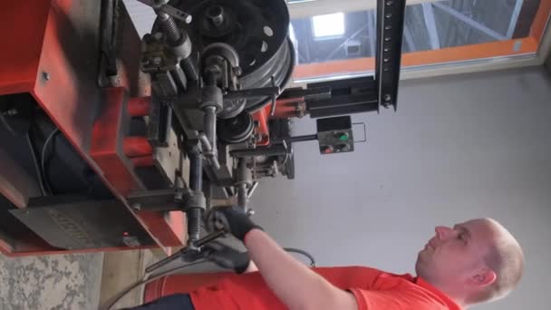 Mechanik Naprawia Nierówne Podwozie Samochodzie Serwis Samochodowy Pionowe Wideo — Wideo stockowe