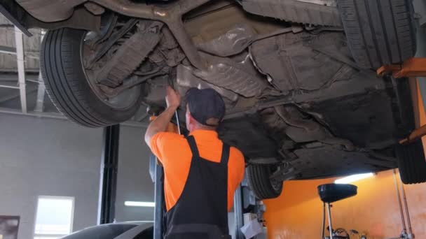 Mecânico Repara Chassi Carro Oficina Carro — Vídeo de Stock